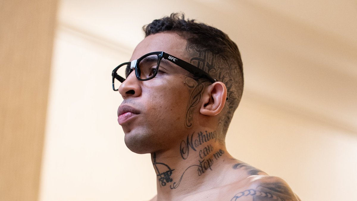 ufc's tweet photo. Glasses on everywhere 🤓 

Carlos Prates | #UFCKansasCity https://t.co/e4xQydB17u