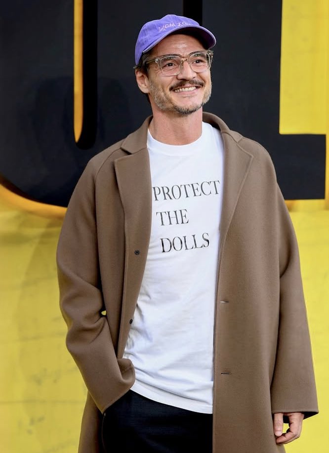 Pedro Pascal lució su nueva camiseta blanca favorita en la alfombra roja.

El actor no ha sido noticia por su habitual mezcla de elegancia y simpatía, sino por llevar la camiseta blanca de Conner Ives que dice “Protect the Dolls” en el estreno de Thunderbolts en Londres.