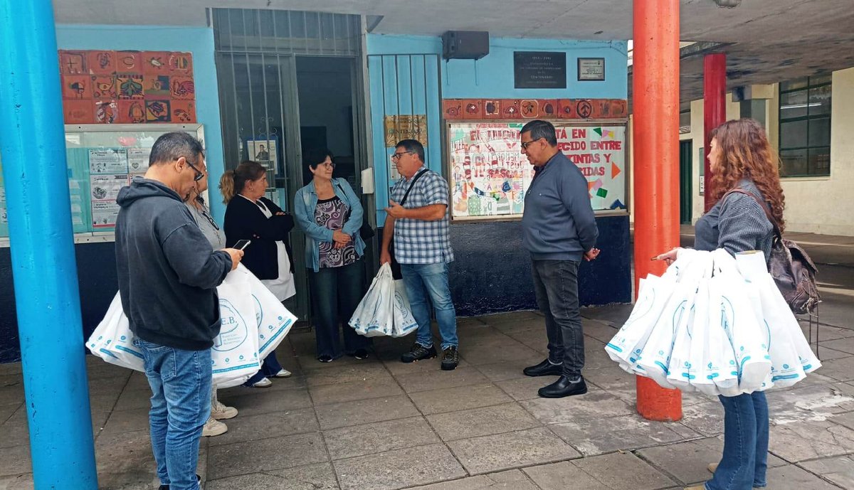 LaFEB's tweet photo. 🏫 LA CAMPAÑA DE DIFUSIÓN DE LA FEB, JUNTO A LOS DOCENTES DE VICENTE LÓPEZ

📌Nota completa👇
https://t.co/jdsTreQYoa https://t.co/TImml21IkW
