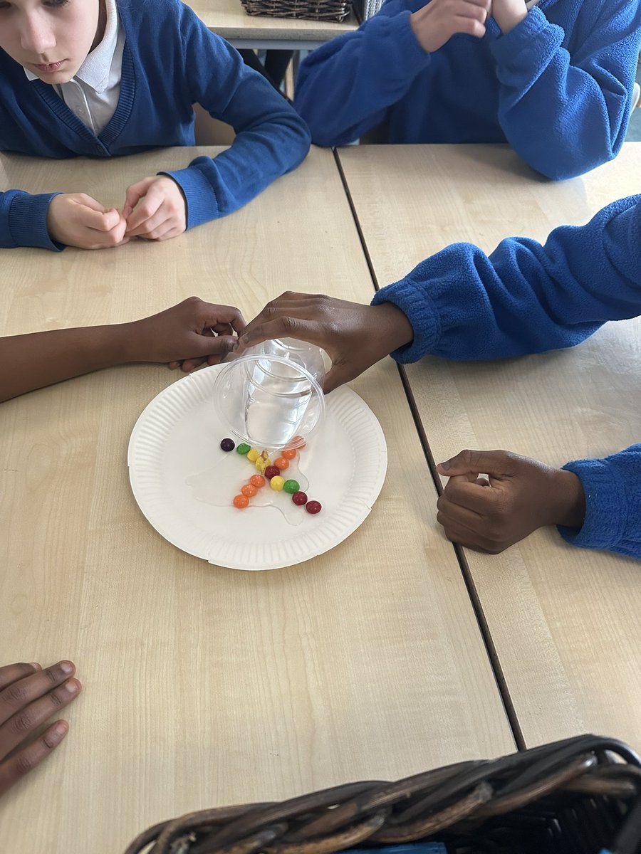 FoxfieldYear5's tweet photo. Our Home Journey continues! Day 2 featured pizza making and exploring exciting science experiments! They loved every minute 🧪🍕@foxfield https://t.co/9HVzLTx6Et