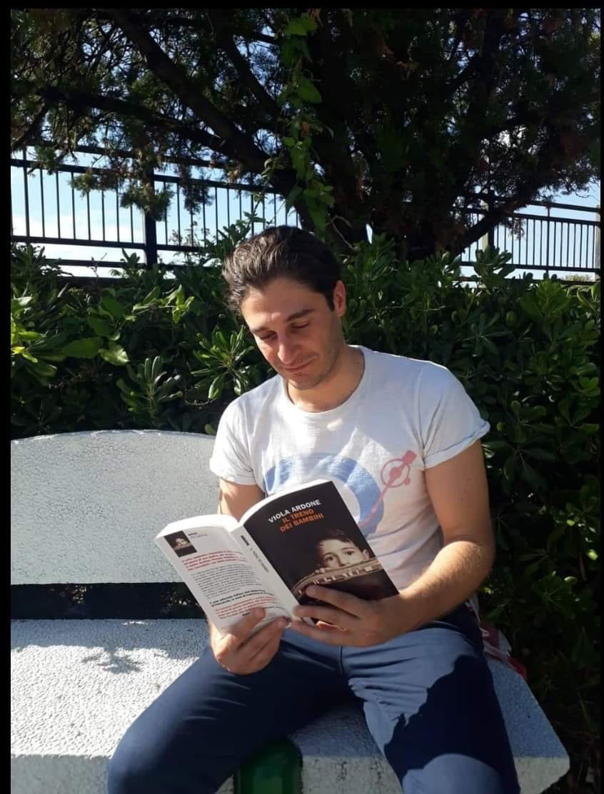 E anche oggi il pensiero non può che precipitarsi a ringraziare il miglior EducAttore del mondo, che ha risvegliato e ingigantito il mio amore per la lettura aprendo miriadi di nuove finestre sulla realtà e il sogno ✨✨✨
#giornatamondialedellibro2025 <a href="/LinoGuanciale/">Lino Guanciale</a>