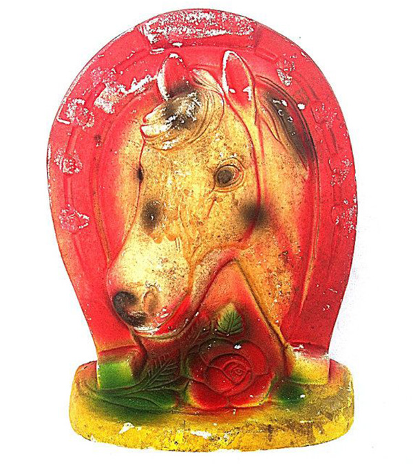 🎡✨Once tossed across the midway, now cherished on collectors’ shelves—carnival chalkware is loud, lovable, and totally collectible. From glittery bulldogs 🐾 to Kewpie dolls 👶, these plaster prizes are pure Americana. #carnivalprizes #carnivalchalkware

antiquetrader.com/step-right-up-…