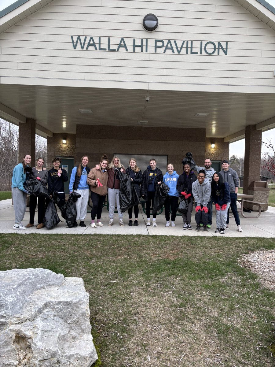 Happy Belated Earth Day!! Yesterday, our squad did their part by picking up trash at the Walla Hi County Park!! Two rules in our program… Everyone picks up trash &amp; leave it better than we found it!! Muskie WBB did just that today!! 
🌎🐠🏀