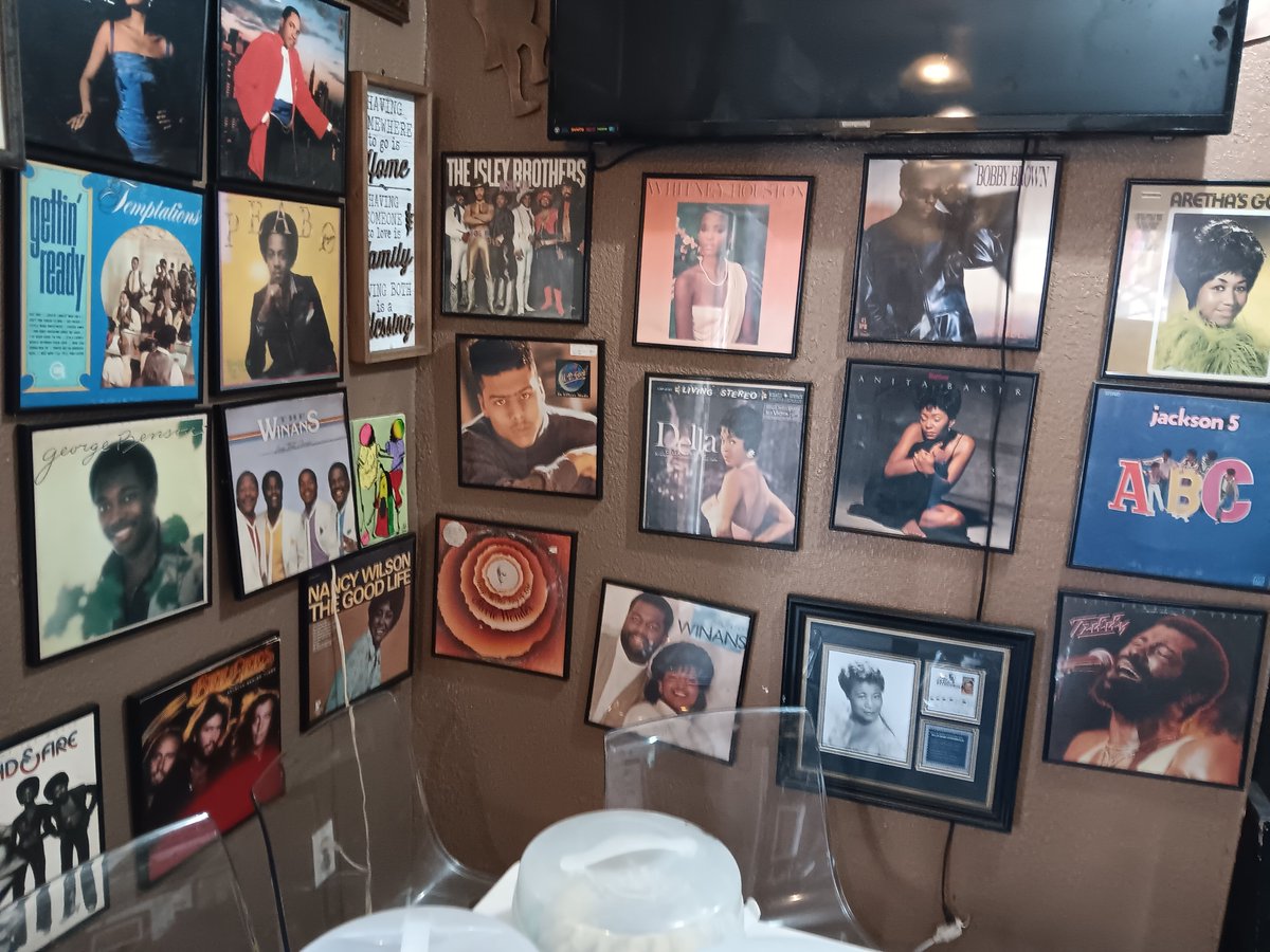 DSCBland's tweet image. FBA Family,

Me &amp;amp; Carlos... owner of Bowlegged BBQ. The decorum makes me feel like I'm hanging out w/my older cousins &amp;amp; extended fam. ✊🏿🎯

#BowleggedBBQ 

#blackOwnedBusiness 

#delineation