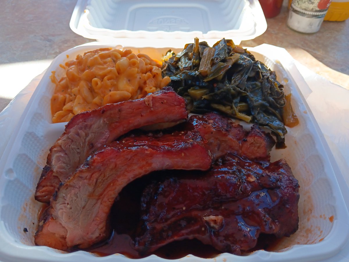 DSCBland's tweet image. FBA Family,

Me &amp;amp; Carlos... owner of Bowlegged BBQ. The decorum makes me feel like I'm hanging out w/my older cousins &amp;amp; extended fam. ✊🏿🎯

#BowleggedBBQ 

#blackOwnedBusiness 

#delineation