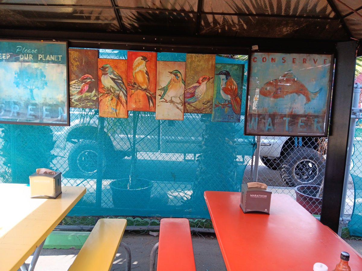 DSCBland's tweet image. FBA Family,

Me &amp;amp; Carlos... owner of Bowlegged BBQ. The decorum makes me feel like I'm hanging out w/my older cousins &amp;amp; extended fam. ✊🏿🎯

#BowleggedBBQ 

#blackOwnedBusiness 

#delineation