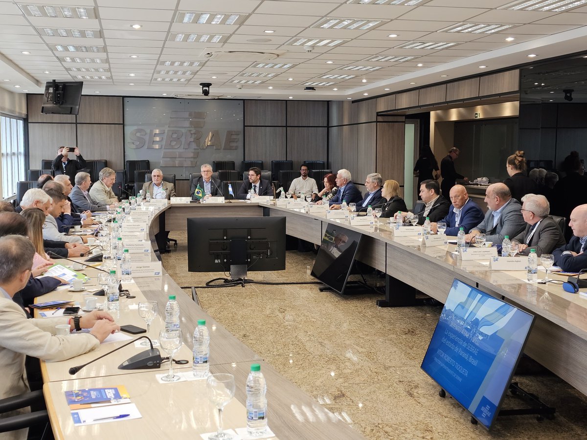 redcame's tweet photo. 🤝 TRABAJO CONJUNTO CON LA SEBRAE 🇧🇷 🇦🇷
Por tercer año consecutivo, #CAME y @SEBRAE_PR generaron acciones conjuntas y estrecharon lazos en el marco de la #ExpoApras 2025, en la ciudad de Curitiba. Una comitiva con funcionarios provinciales, dirigentes y empresarios #pymes de 13 provincias de la Argentina intercambiaron ideas y experiencias con la entidad más importante y representativa de las micro y pequeñas empresas del estado de Paraná.
#CAMEenBrasil