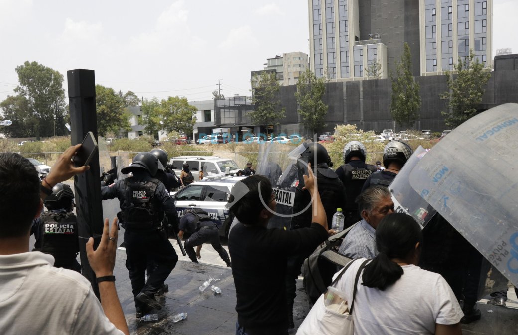 sintesisweb's tweet image. 🚨 Tras un conato de bronca sin lesionados ni detenidos, pobladores inconformes se retiraron de las oficinas del SAT en Angelópolis al acordarse una mesa de diálogo para el próximo lunes.
#SAT #Angelópolis #Puebla #MesaDeDiálogo

📸@FotoSintesisVH