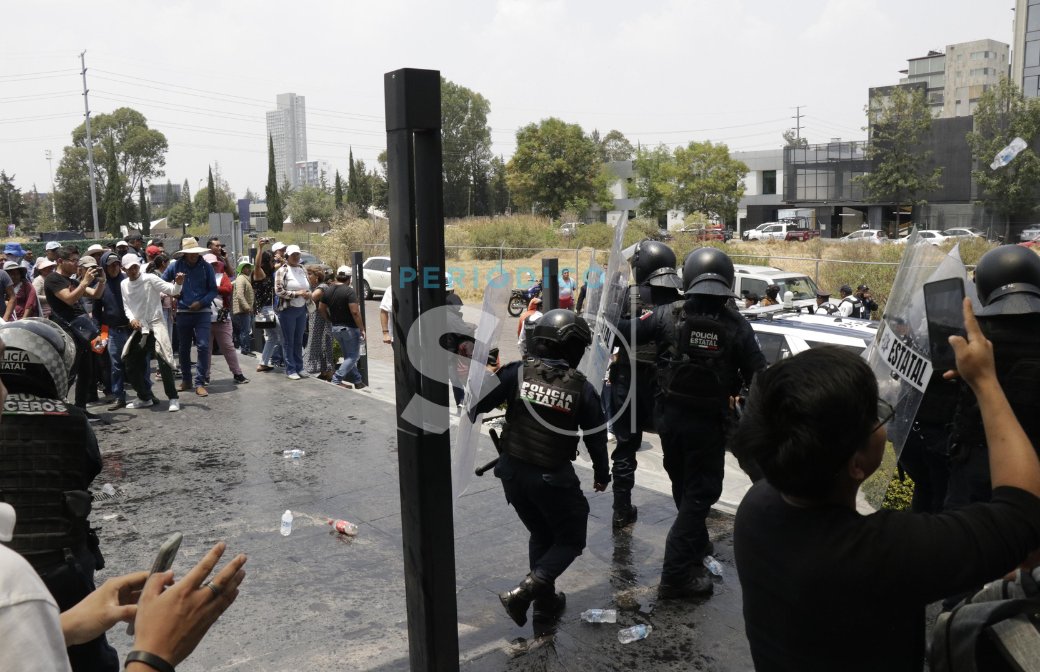 sintesisweb's tweet image. 🚨 Tras un conato de bronca sin lesionados ni detenidos, pobladores inconformes se retiraron de las oficinas del SAT en Angelópolis al acordarse una mesa de diálogo para el próximo lunes.
#SAT #Angelópolis #Puebla #MesaDeDiálogo

📸@FotoSintesisVH