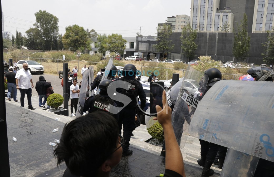 sintesisweb's tweet image. 🚨 Tras un conato de bronca sin lesionados ni detenidos, pobladores inconformes se retiraron de las oficinas del SAT en Angelópolis al acordarse una mesa de diálogo para el próximo lunes.
#SAT #Angelópolis #Puebla #MesaDeDiálogo

📸@FotoSintesisVH