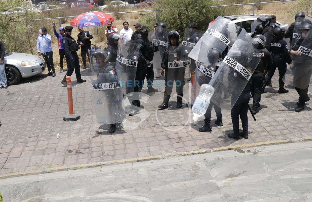 sintesisweb's tweet image. 🚨 Tras un conato de bronca sin lesionados ni detenidos, pobladores inconformes se retiraron de las oficinas del SAT en Angelópolis al acordarse una mesa de diálogo para el próximo lunes.
#SAT #Angelópolis #Puebla #MesaDeDiálogo

📸@FotoSintesisVH