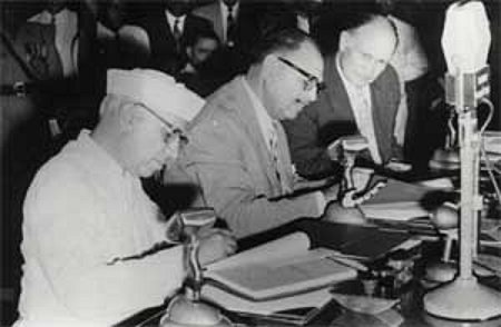 Aryalogics's tweet photo. Blood and Water cannot flow together.

The treaty that survived 5 wars is gone today.
India has fought 5 wars with Pakistan and hasn't touched Indus Water treaty.

#Pahalgam #induswaterstreaty #PahalgamTerroristAttack https://t.co/gnW7cmropF