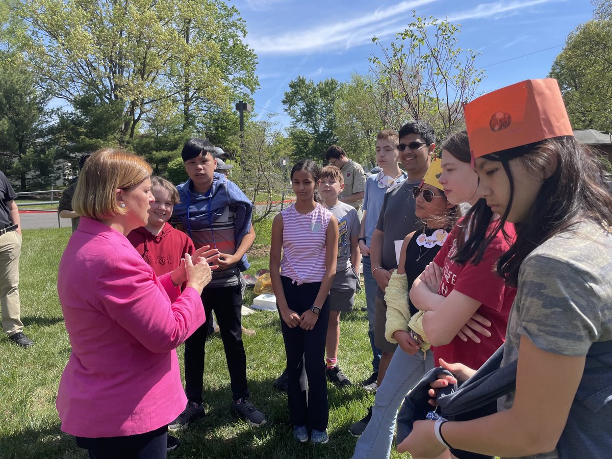 AlamFalam's tweet photo. 🌳 planting ⁦@kjms_fcps⁩ celebrating 🌍 Day and Arbor Day ⁦@fcpsGet2Green⁩ ⁦@CityofFairfaxVA⁩ ⁦@FairfaxSchools⁩ https://t.co/faMYLuYbOM