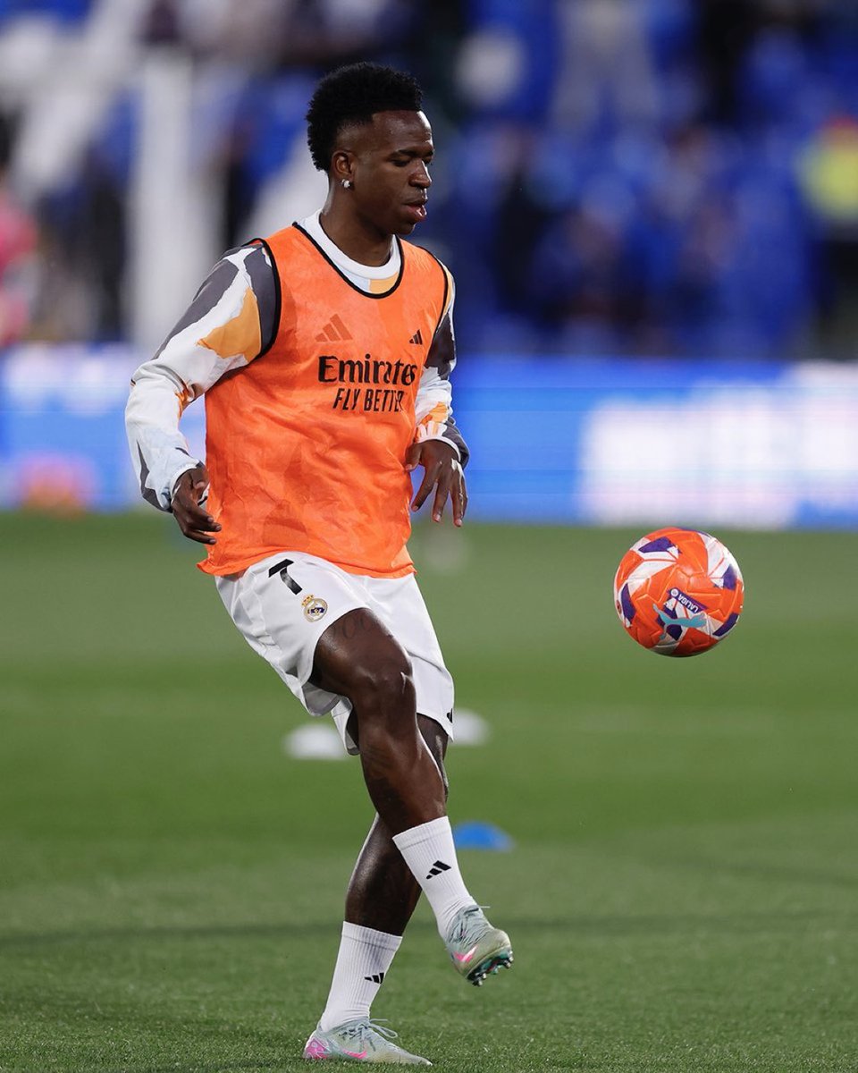 Vini Jr. warming up. 💫