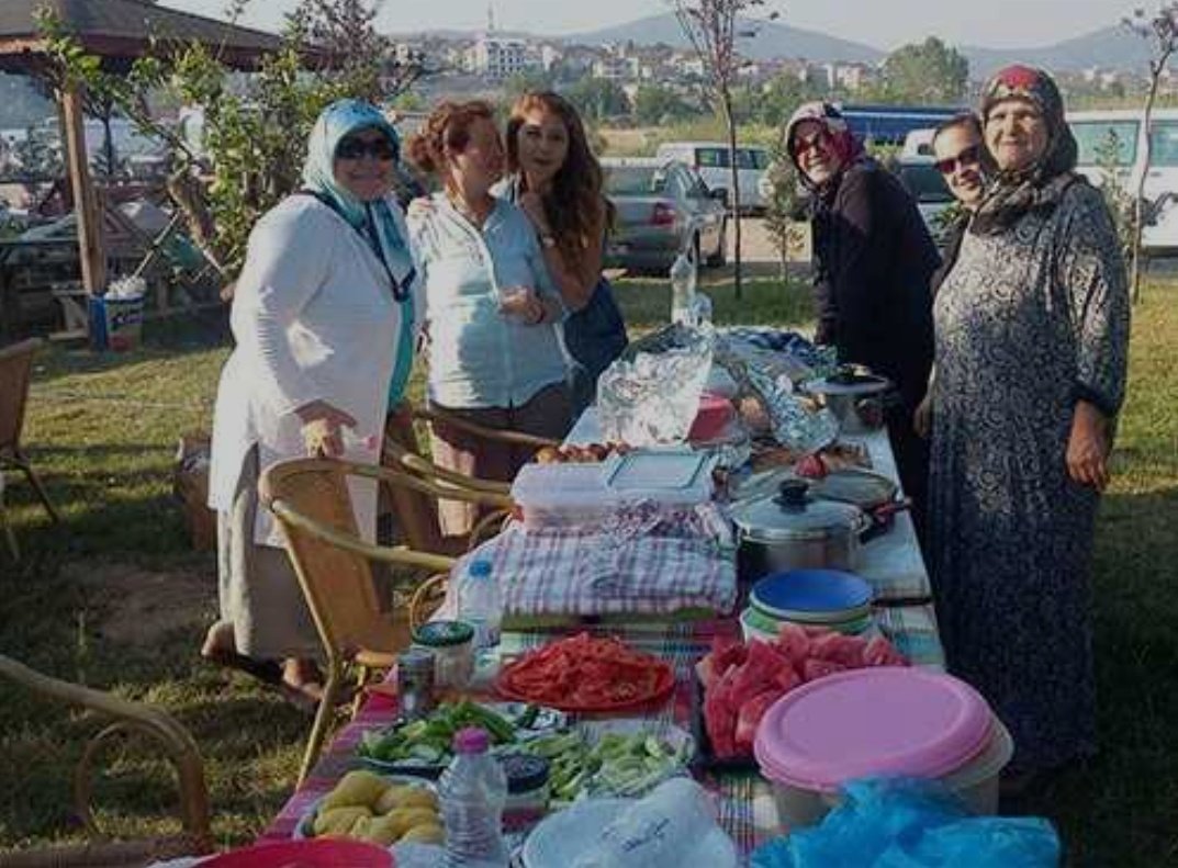 Deprem diye çıktık.ismini unuttuğumuz komşularla şöyle takiliyoruz parkta..
