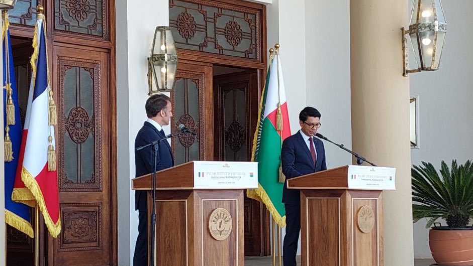 3ème étape de cette visite dans l’Ocean indien aux côtés d’ <a href="/EmmanuelMacron/">Emmanuel Macron</a> : #Madagascar 🇲🇬⤵️

🤝 Cette rencontre, la 1ère d'un Chef d'Etat français depuis 20 ans, a été l'occasion de resserrer nos liens bilatéraux.

📝 Honoré d'avoir pu signer plusieurs accords pour mettre en