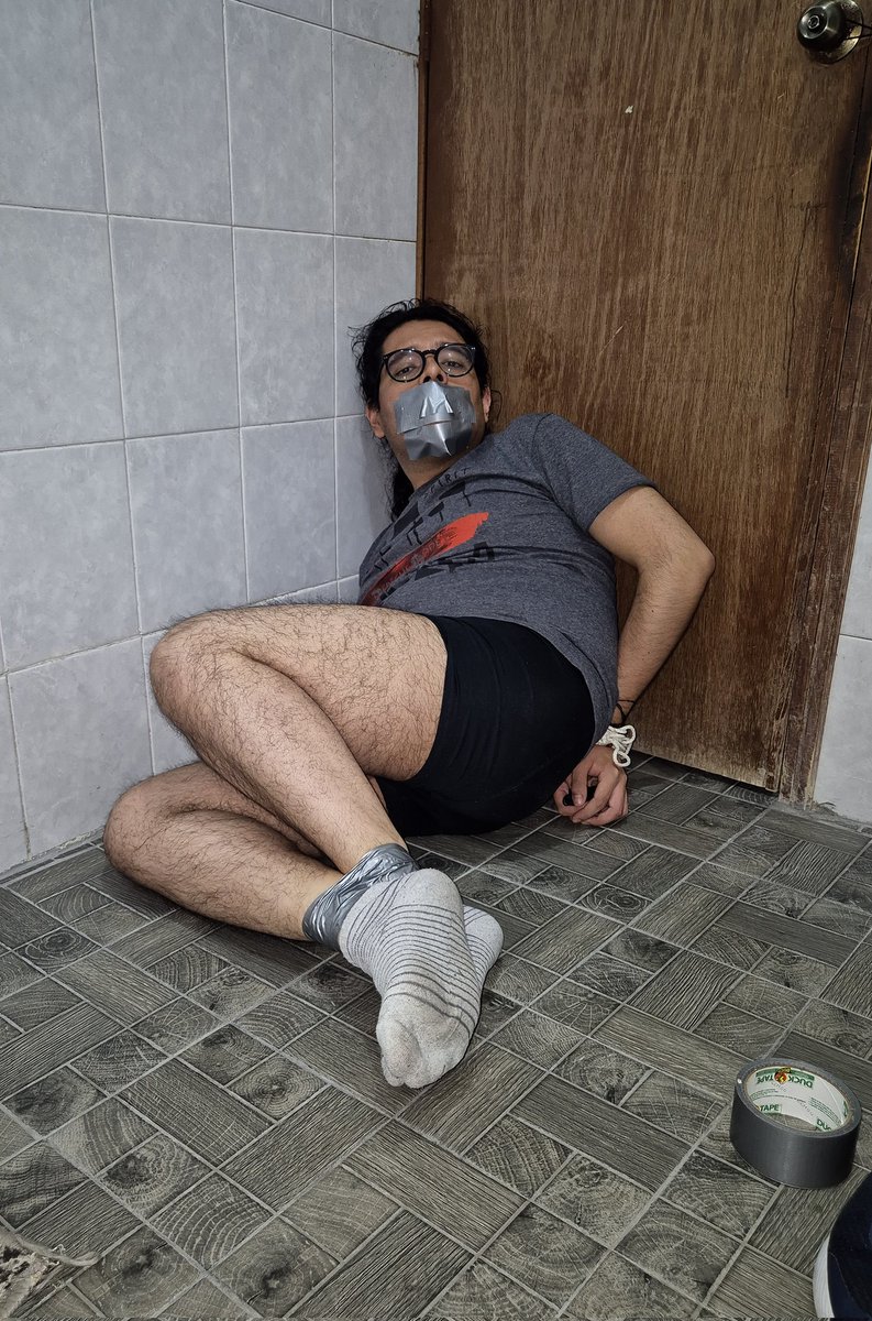 Fernand067BD's tweet photo. En problemas con la cinta...
#meninbondage #bondage #ducktape #feettied #malebondage #barefoot #stinkysocks #bondageman #mexicanbondage #gagged #boundguy #stinkyfeet https://t.co/oZ2UA53v2z
