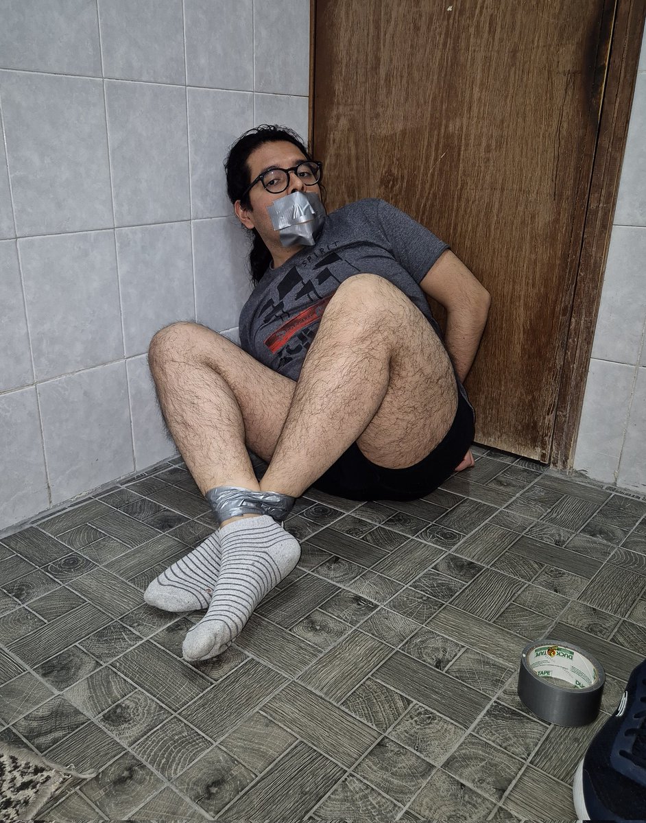 Fernand067BD's tweet photo. En problemas con la cinta...
#meninbondage #bondage #ducktape #feettied #malebondage #barefoot #stinkysocks #bondageman #mexicanbondage #gagged #boundguy #stinkyfeet https://t.co/oZ2UA53v2z