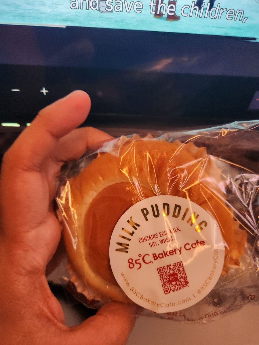 RocketLawPlays's tweet photo. Landed in Tokyo yesterday and the best snack(I'm sure I'll find better) I had so far was this awesome milk pudding bread from my flight. I really hope they offer this again on my flight back home. https://t.co/W01NGHSR2U