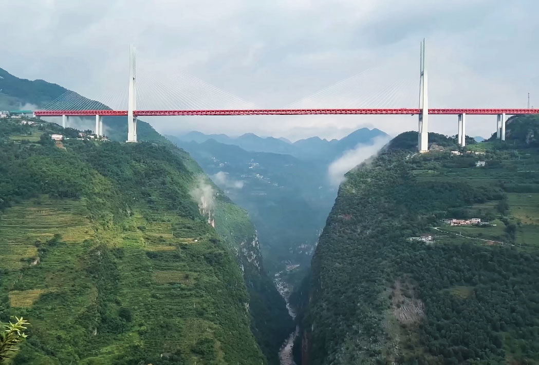 davidpladel's tweet image. 15 construcciones imposibles.

———— Hilo.🧵

1. El Beipanjiang Bridge está a 565 metros del suelo.