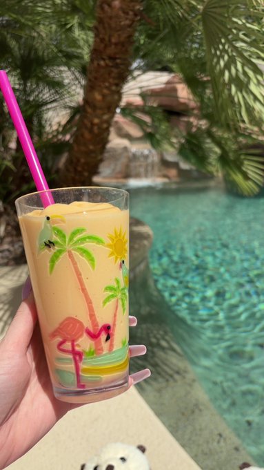 Watch Kendra Sunderland's leaked NSFW photo on TwXstars