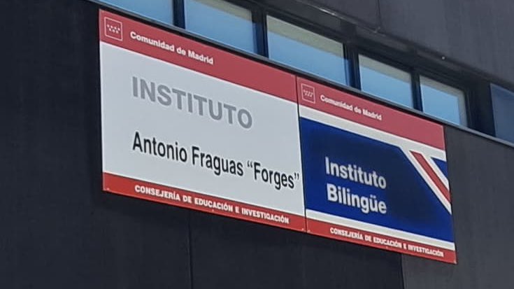 forges's tweet image. En este Día del Libro hemos tenido el privilegio de inaugurar en familia la nueva biblioteca del @ForgesIes en el madrileño barrio de Atocha. ¡Gracias por tanto cariño y entusiasmo! ¡Y por esos ejemplares de la revista ‘Bocata’! ¡Ha sido inolvidéibol!