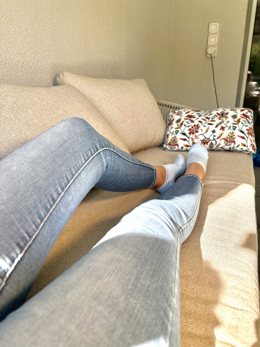jj_juliajames's tweet image. Todays Balcony chill with the Sun 🔥☀️
#bluesocks #balconyvibes #sunvibes #longlegs #jeanslegs