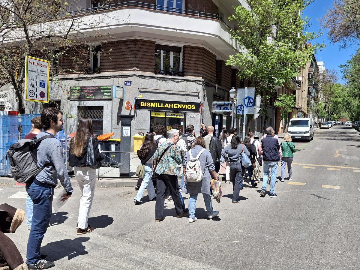 ETSIDI_UPM's tweet photo. Hoy en la #ETSIDI hemos recorrido nuestro barrio, haciendo Universidad~Territorio. Nuestro Walk&amp;Talk sobre la vivienda y vida en el barrio. Os dejamos un resumen de la experiencia 👇🏼 https://t.co/nr6rwZNR2B