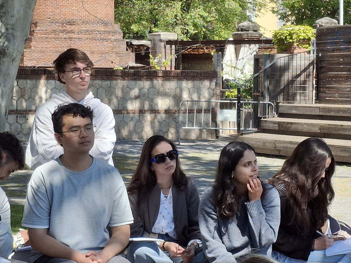 ETSIDI_UPM's tweet photo. Hoy en la #ETSIDI hemos recorrido nuestro barrio, haciendo Universidad~Territorio. Nuestro Walk&amp;Talk sobre la vivienda y vida en el barrio. Os dejamos un resumen de la experiencia 👇🏼 https://t.co/nr6rwZNR2B