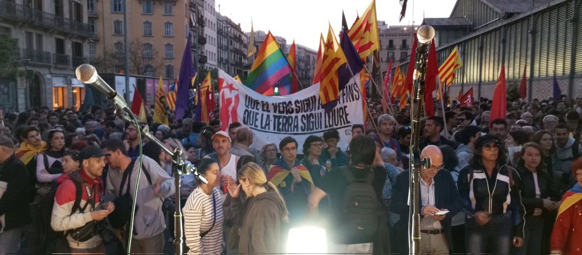 I a la tarda no podíem faltar a la capçalera de la manifestació 'Sant Jordi per la Llengua' a Barcelona. 15.000 persones! Emocionant des de l'escenari!