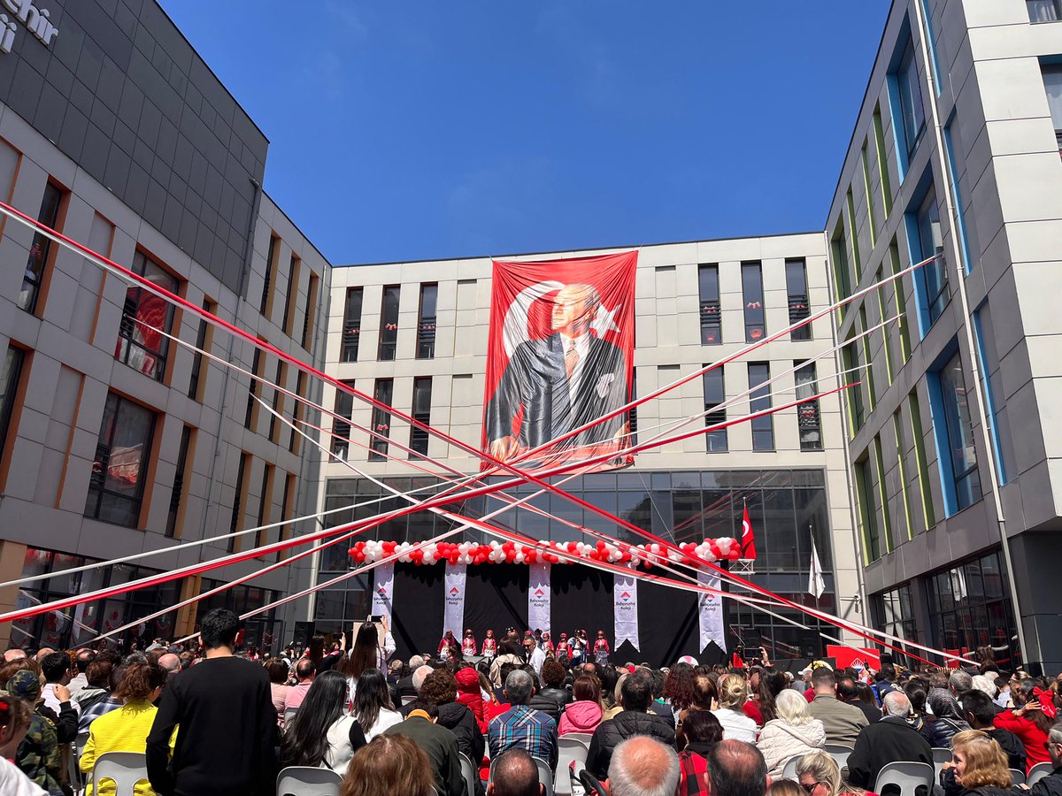 Gözlerindeki ışıltıyla yarınlara umut olan tüm çocuklarımızın 23 Nisan Ulusal Egemenlik ve Çocuk Bayramı kutlu olsun.🇹🇷

#BahçeşehirKoleji