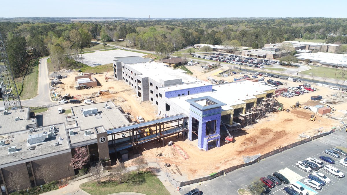 edconinc's tweet image. At @irmohigh in @lexrich5schools, we are busy constructing the new East Wing Addition&apos;s bridgeway, finishing the roof, and laying the brick veneer. Swipe to see an update on our progress 👉 

#schoolconstruction #irmohighschool #irmosc