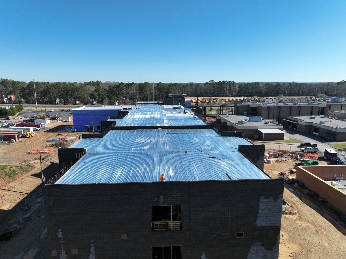 edconinc's tweet image. At @irmohigh in @lexrich5schools, we are busy constructing the new East Wing Addition&apos;s bridgeway, finishing the roof, and laying the brick veneer. Swipe to see an update on our progress 👉 

#schoolconstruction #irmohighschool #irmosc