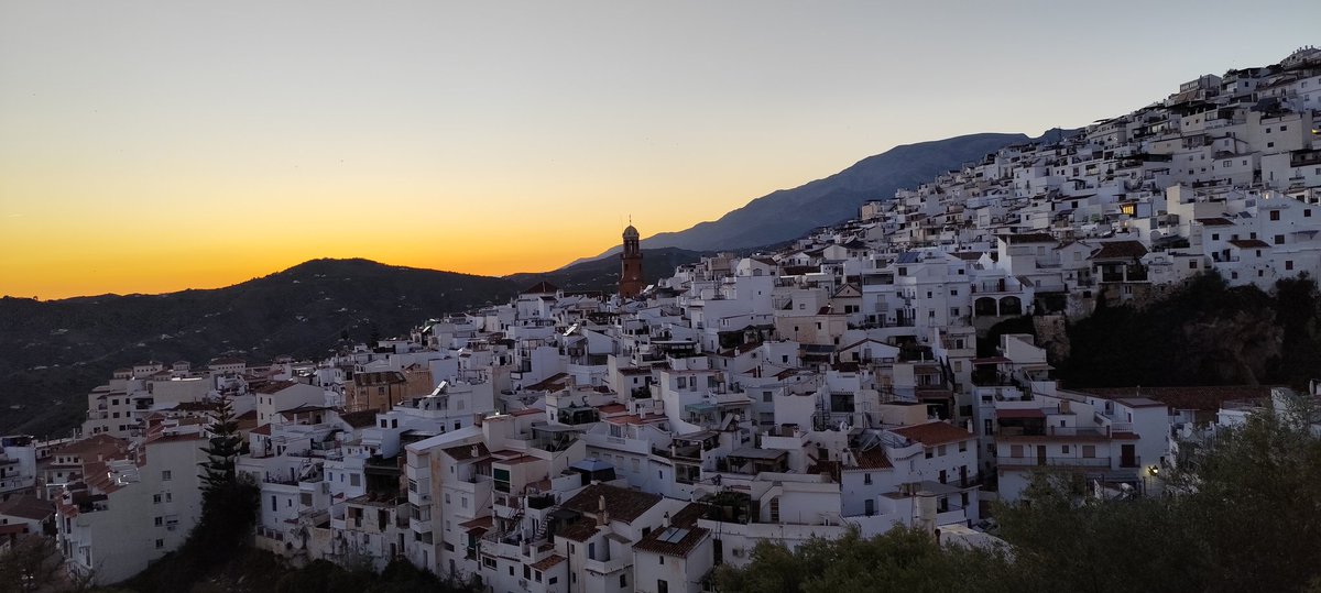 #BonaNit, #Tuiterlanders!!!
Darrera posta de sol d'aquest període a la cornisa de la #CostaDelSol...
L'#Axarquia em regala aquests colors espectaculars pel dia de #SantJordi: el meu dia!!!
😍😍😍
Gaudiu del que queda de dimecres, i gràcies per les vostres felicitacions...
💪🏼💪🏼💪🏼
