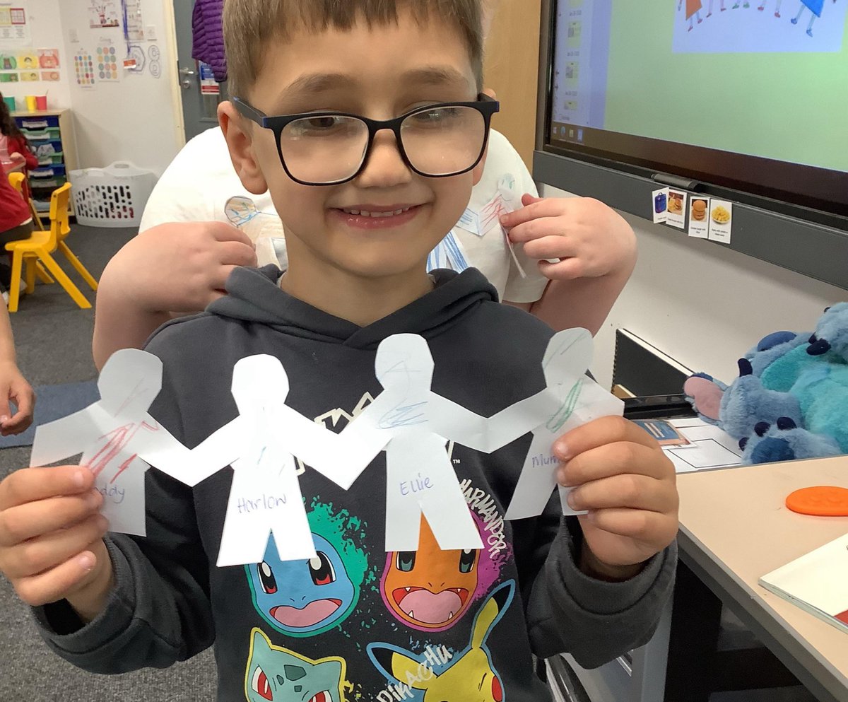 Yesterday Year 1 read Paper Dolls by Julia Donaldson and then had a go at making their own! Over the next few weeks we will be writing instructions all about how to make paper dolls ✍️