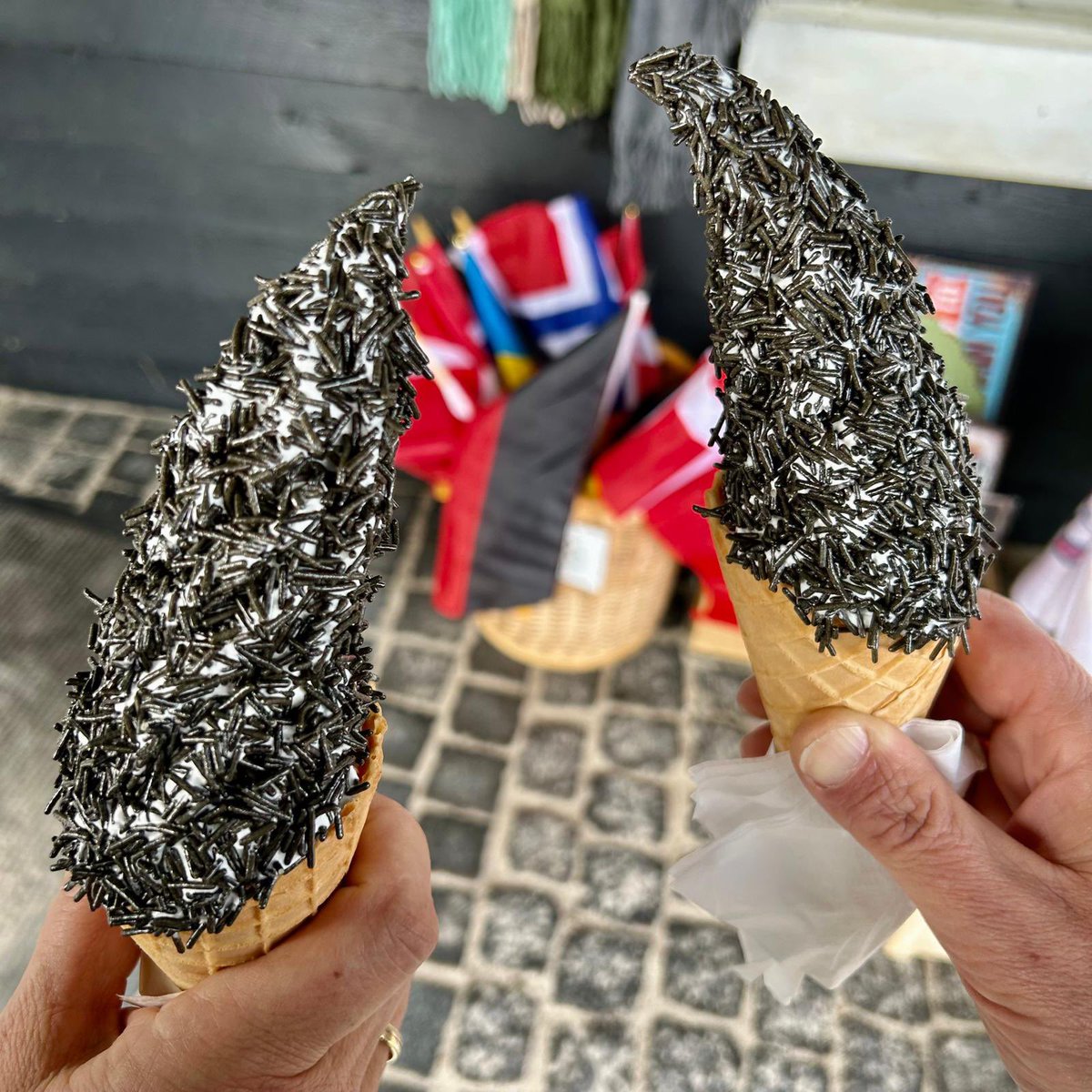 Pauze mediation bestaat alweer 10 jaar.
Eigenlijk een moment om te proosten 🥂
Tijdens onze vakantie in Denemarken trakteren wij ons op een softijsje met drop topping.
Ook lekker 😋