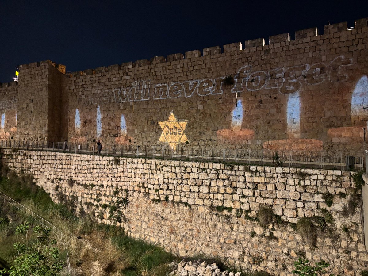 IsraelinPanama's tweet image. Día de Conmemoración del Holocausto.
Las murallas de la Ciudad Vieja de Jerusalén se iluminan en memoria de las víctimas.
*Credit: Yoav Dudkevitch/TPS-IL*