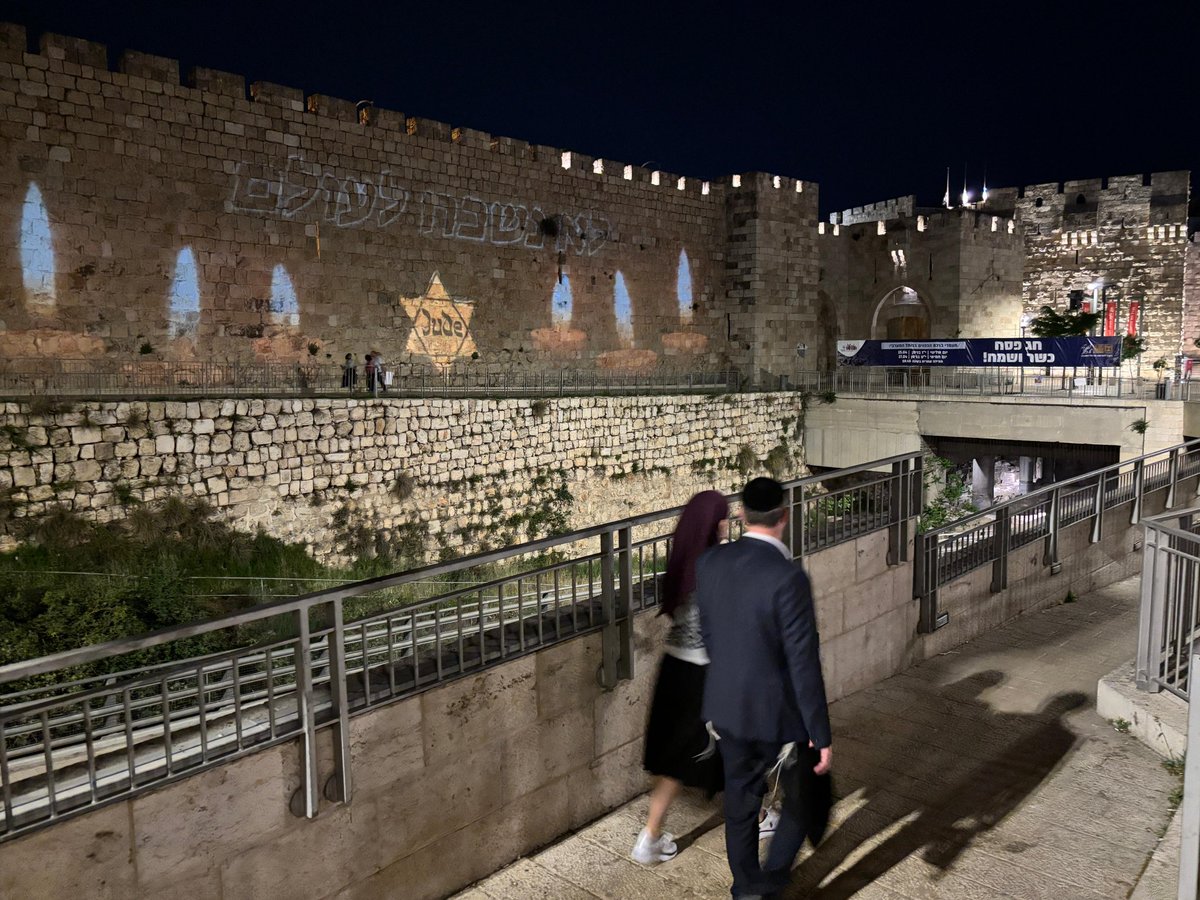 IsraelinPanama's tweet image. Día de Conmemoración del Holocausto.
Las murallas de la Ciudad Vieja de Jerusalén se iluminan en memoria de las víctimas.
*Credit: Yoav Dudkevitch/TPS-IL*