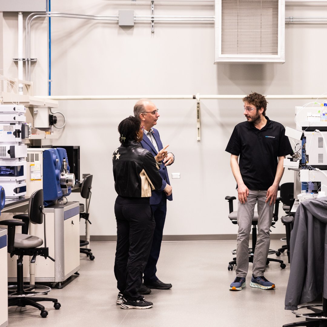 UIC_OVCR's tweet image. This week we celebrated the newly renovated UIC Center for Structural Biology, which will house four of our UIC Research Resource Center Core Facilities. The space will serve as a hub for #research discovery. 
#UICResearch #UICResearchMatters

Photos by Hilary Domke