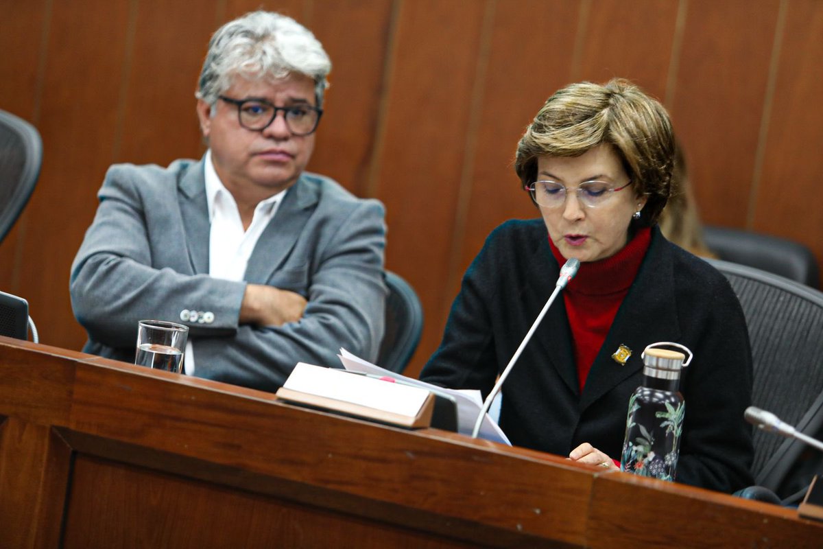 Con alegría celebramos la aprobación en primer debate del proyecto de ley para cuidar a quienes cuidan la naturaleza. Las áreas protegidas son vida, y los guardaparques, sus valientes guardianes. Gracias <a href="/nadiablel/">Nadia Blel Scaff</a> <a href="/FabianDiazPlata/">Fabian Diaz</a> <a href="/wilsonariasc/">Wilson Arias</a> por liderar esta ponencia.