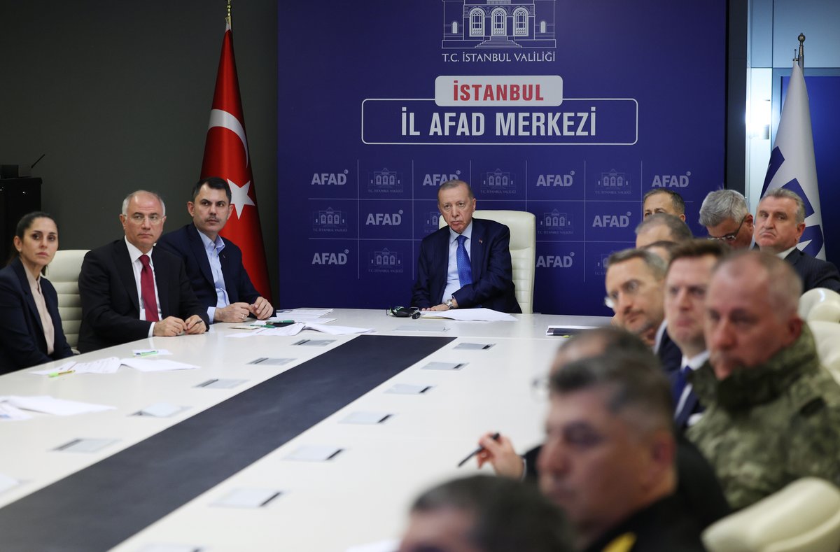 Bugün Marmara Denizi’nde meydana gelen ve İstanbul ile birlikte çevre illerimizde de hissedilen 6,2 büyüklüğündeki depremden etkilenen tüm vatandaşlarımıza geçmiş olsun dileklerimi iletiyorum. 

Depremden hemen sonra başlayan mesaimiz kapsamında biraz evvel AFAD İstanbul İl Afet