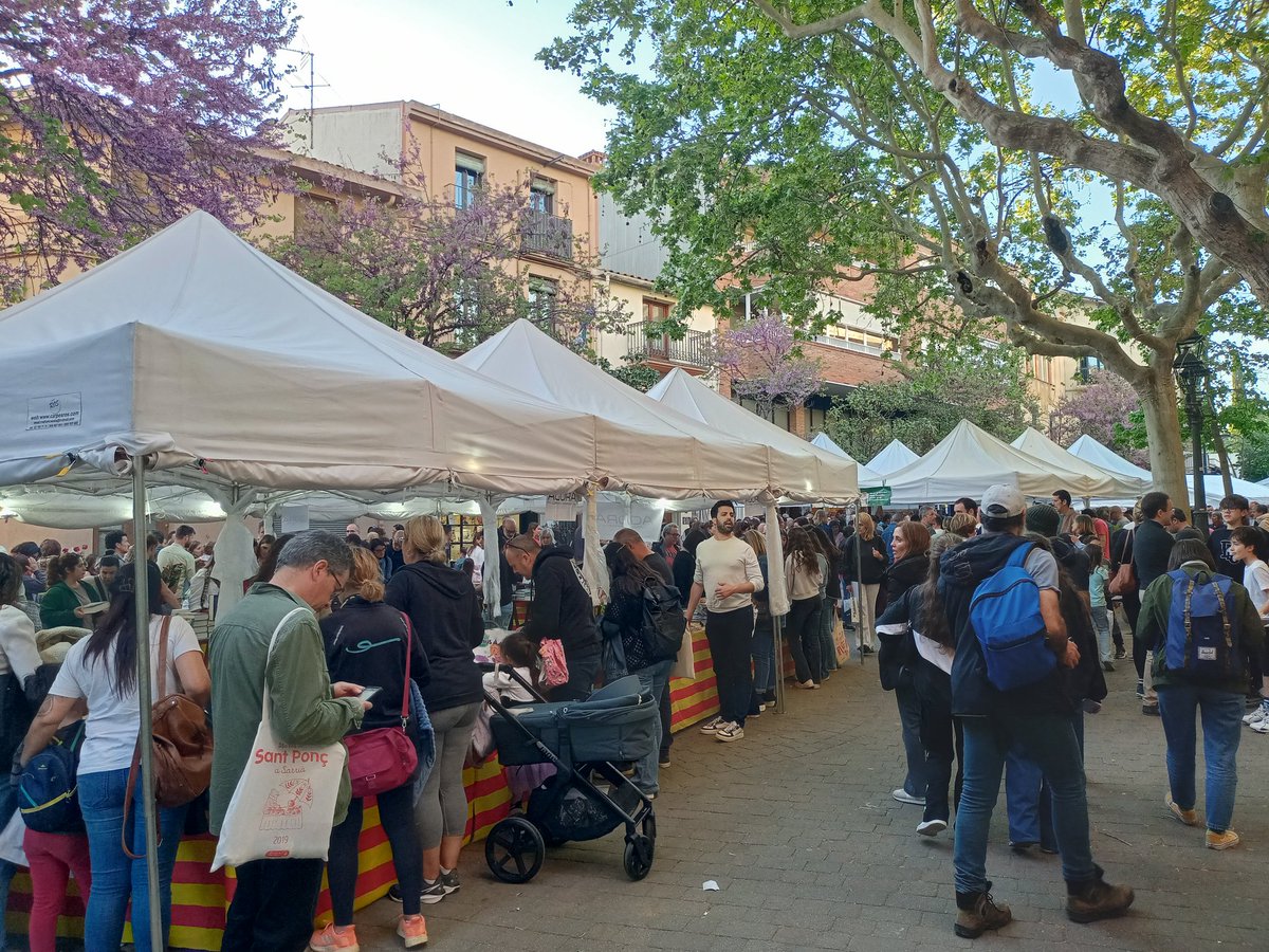 falguera_merce's tweet image. #SantJordi amb carrers plens de llibres i cultura, per celebrar que som un poble amb identitat pròpia, amb tradicions  i que el català és la nostra estimada llengua. I un llibre que em recorda que malgrat tot continuem creient en la forca de l'amor #bellhooks #momentsdevida
