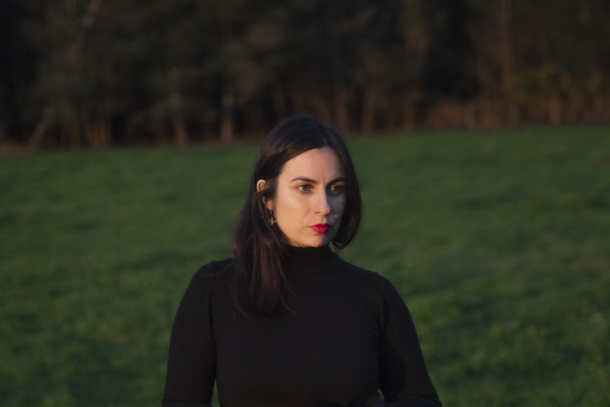 María Sánchez: "¿Cuántos sabemos reconocer un alcornoque, un roble, una encina, un olivo, un chopo, una jara o un fresno? ¿Sabemos qué plantas recogemos, las que tantas veces pisamos? ¿Y los pájaros que se cruzan? ¿Vamos más allá de gorriones, mirlos, estorninos, cigüeñas y