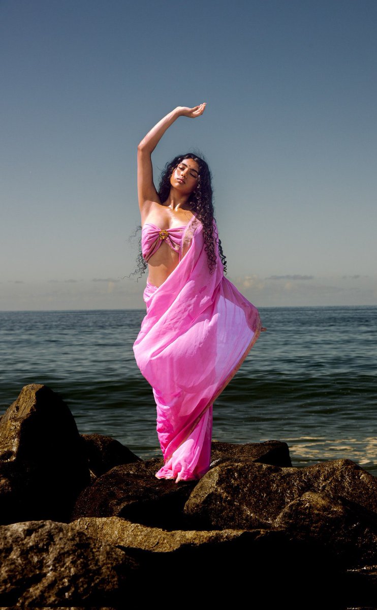 flyestdesi's tweet photo. this looks like the birth of aphrodite https://t.co/eMBZbsT5Nf