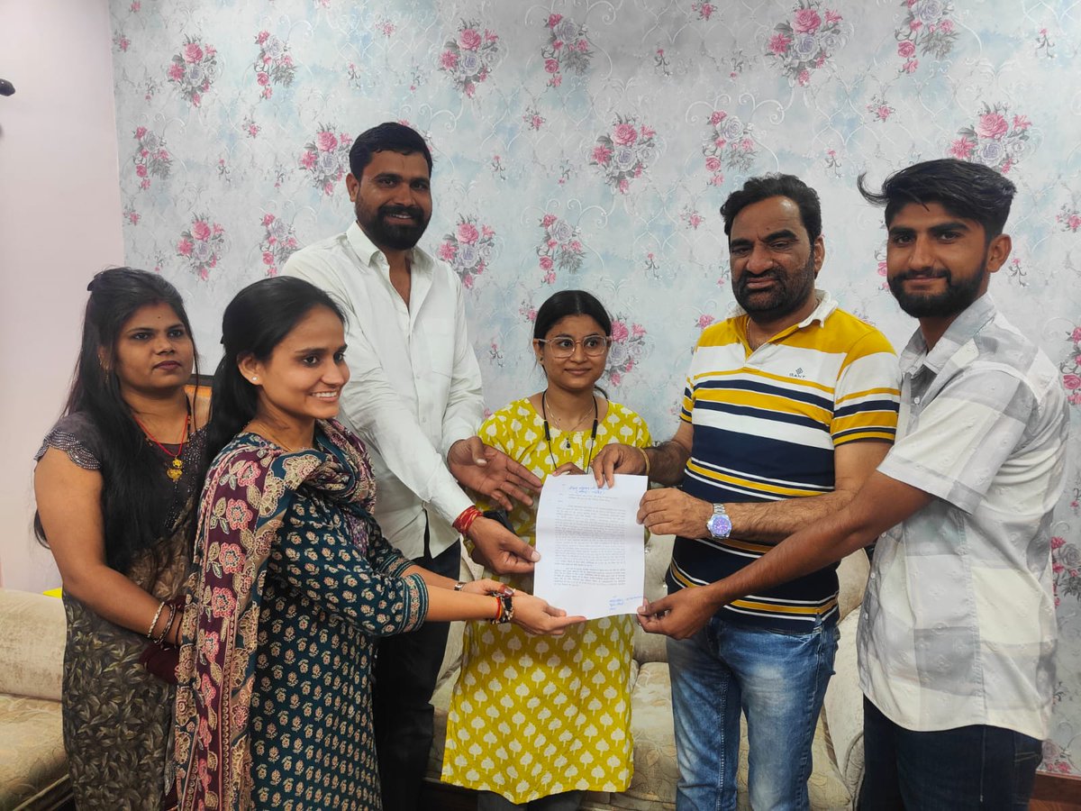 आज शाम जयपुर आवास पर माननीय राजस्थान उच्च न्यायालय जयपुर पीठ में लंबित मोटर वाहन उपनिरीक्षक भर्ती 2021 का शीघ्रता से निस्तारण करवाने की मांग को लेकर इस भर्ती से जुड़े अभ्यर्थियों ने ज्ञापन दिया |  मैं जल्द ही सरकार के सक्षम स्तर पर इस भर्ती का निस्तारण करवाने हेतु वार्ता करूंगा |