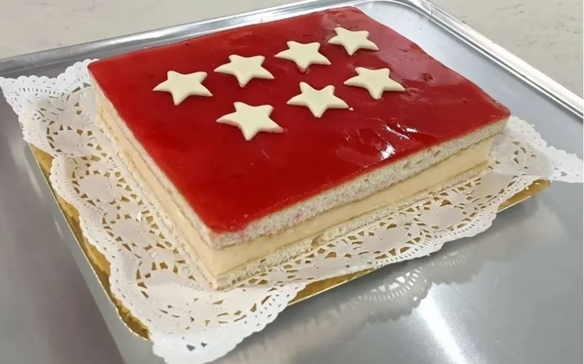 Regresa el postre #BanderitasMadrileñas 
El sabor madrileño del #2deMayo, todo en un postre con historia y estética inspirada en la bandera de la Comunidad de Madrid. Un bizcocho de capas, crema diplomática, gelatina de fresa y sabor a naranja como símbolo dulce de identidad.
