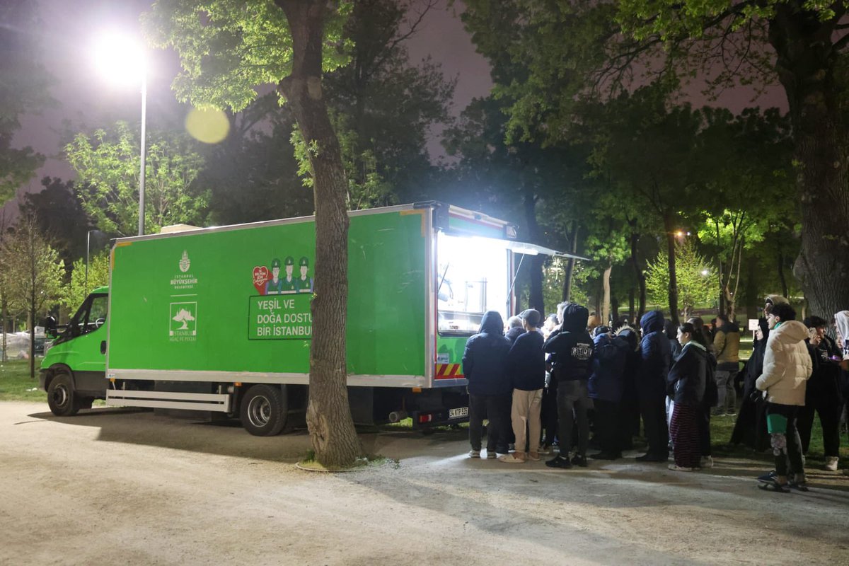 Depremin yarattığı zorluklara karşı hep birlikteyiz. İstanbul’un dört bir yanında görevde olan mobil ikram araçlarımızla afetin ilk anından itibaren sahadayız. İkramlarımızla vatandaşlarımıza bir nebze de olsa nefes aldırmaya devam ediyoruz.