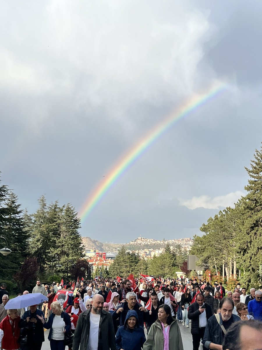 Yasağa rağmen Anıtkabir'e yürüyen yurttaşların üzerinde beliren gökkuşağı: