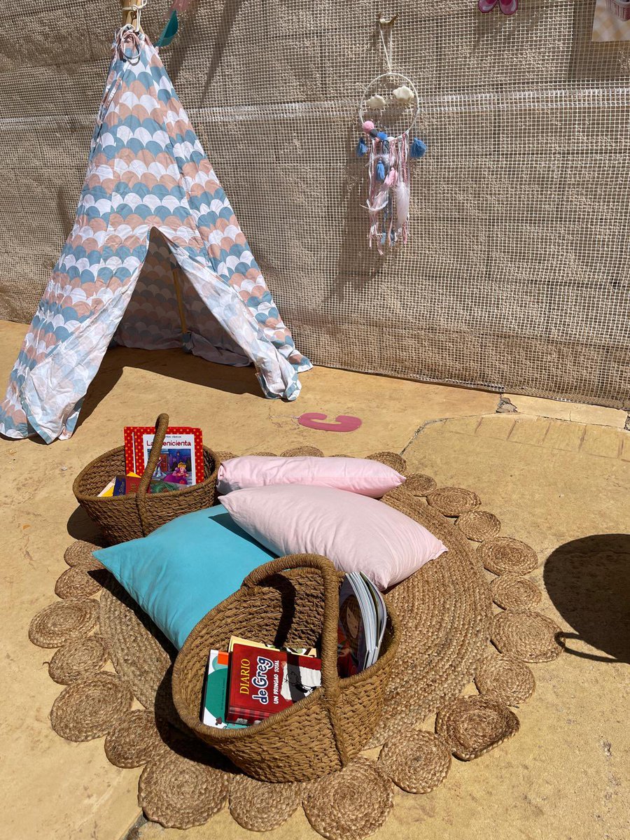 CEIP_AnaCaicedo's tweet image. 📖📚DÍA DEL LIBRO 📚📖
Hoy Día del Libro, hemos celebrado un Picnic Literario en el compartir lecturas durante el almuerzo.
Ha sido un espacio de encuentro, alrededor de cestas llenas de historias, aventuras y magia.

#CEIPAnaCaicedo    
#DiaDelLibro 
#QueNoTeLoCuenten