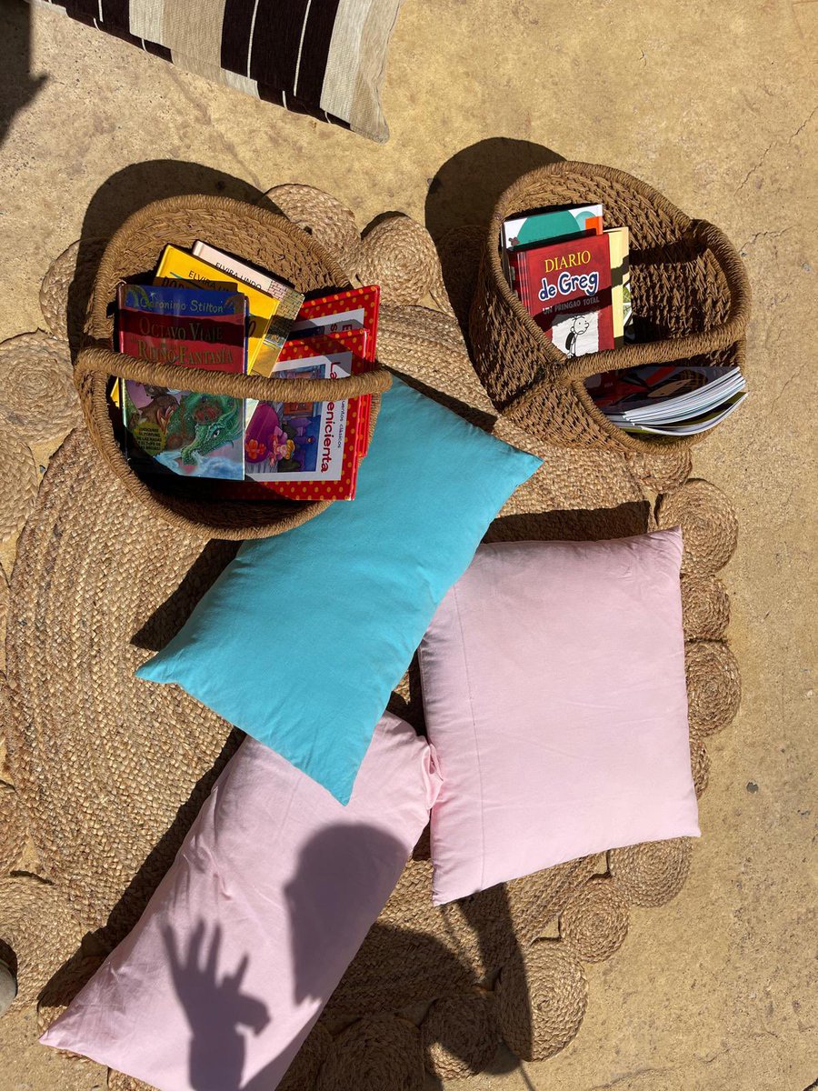 CEIP_AnaCaicedo's tweet image. 📖📚DÍA DEL LIBRO 📚📖
Hoy Día del Libro, hemos celebrado un Picnic Literario en el compartir lecturas durante el almuerzo.
Ha sido un espacio de encuentro, alrededor de cestas llenas de historias, aventuras y magia.

#CEIPAnaCaicedo    
#DiaDelLibro 
#QueNoTeLoCuenten